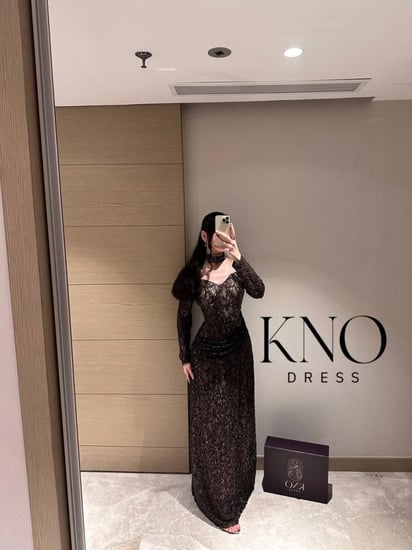 فستان دانتيل بني بلمعة خرز وشال شيفون