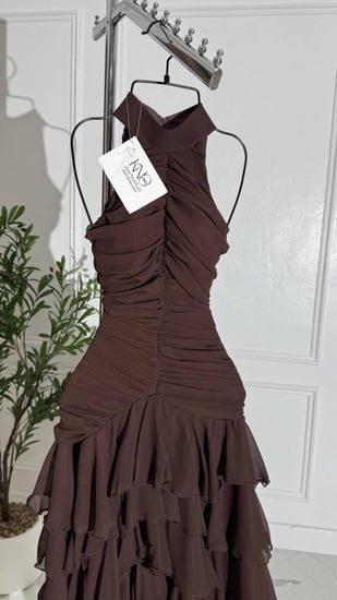 فستان بني بتصميم طبقات كشكش