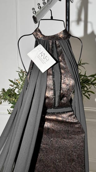 فستان ليزر مع جورجيت ولمسات كرستال تمنحه لمعانًا فاخرًا وأناقة مميزة