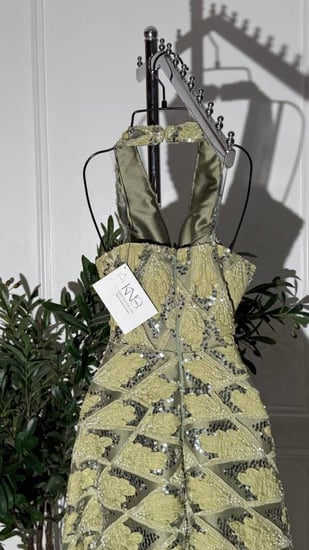 فستان سهرة طويل تل أخضر فاخر مع شك براق وأكمام منفصلة