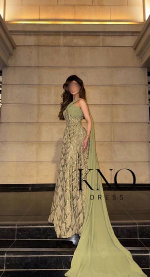 فستان أخضر فاخر بتل مطرز وشيفون جورجيت.