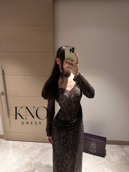 فستان دانتيل بني بلمعة خرز وشال شيفون