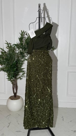 فستان باربي فاخر مزين بكلفة شك أنيقة