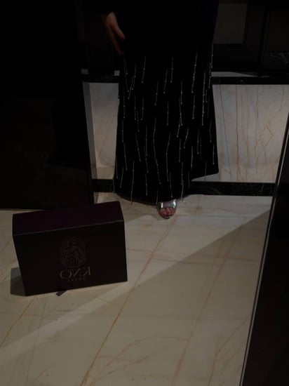 فستان جوخ فاخر مع تطريز يدوي مباشر يضيف له لمسة فخامة دافئة