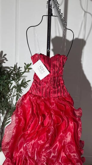 فستان سهرة عودي طويل من الأورجنزا الفاخرة مزين بشك مقلم لامع لإطلالة ملكية