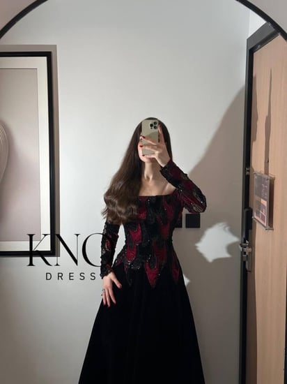 فستان جوخ فاخر مع كلفة مخمل وشك لامع بتفاصيل راقية