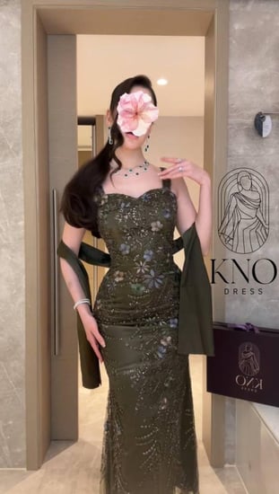 فستان سهرة تفتة مطرز بالخرز والورود الملونة – مقاسات متعددة