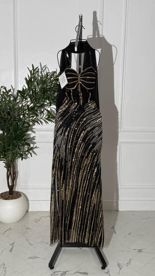 فستان بايري أسود ذهبي بتصميم كورسيه وتطريز شك يدوي وشال جورجيت