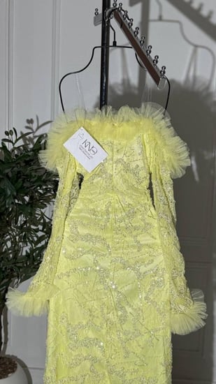 فستان دانتيل شك أصفر بتفاصيل تل مكرمش