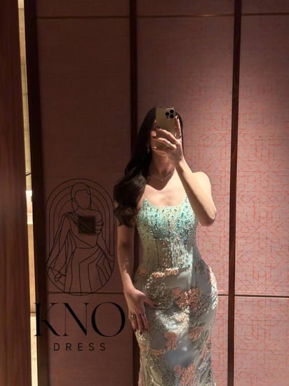 فستان تل فاخر مع ورود ثري دي وشك يدوي بتصميم أنثوي ساحر