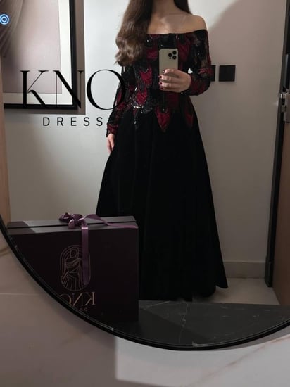 فستان جوخ فاخر مع كلفة مخمل وشك لامع بتفاصيل راقية