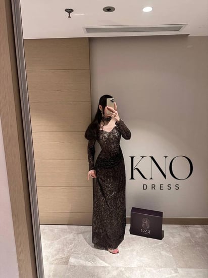 فستان دانتيل بني بلمعة خرز وشال شيفون