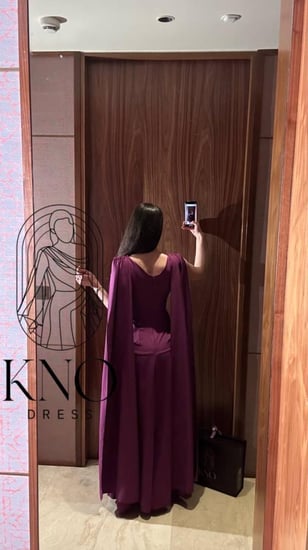 فستان باربي فاخر بلون ليلكي ناعم بتصميم أنيق يجمع بين البساطة والفخامة