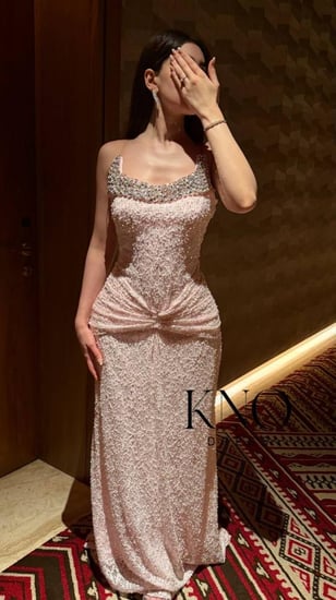 فستان سهرة دانتيل وردي بتطريز يدوي وتصميم انسيابي جذاب