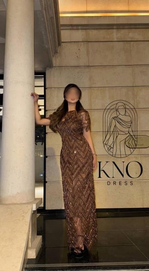 فستان بني شك فاخر بتطريز لامع وأناقة فخمة