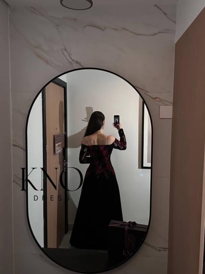 فستان جوخ فاخر مع كلفة مخمل وشك لامع بتفاصيل راقية