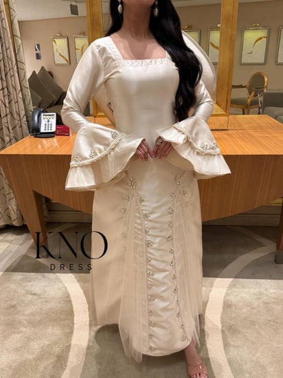 فستان ميكادو فاخر بتطريز يدوي مباشر مع لمسات تل أنثوية راقية