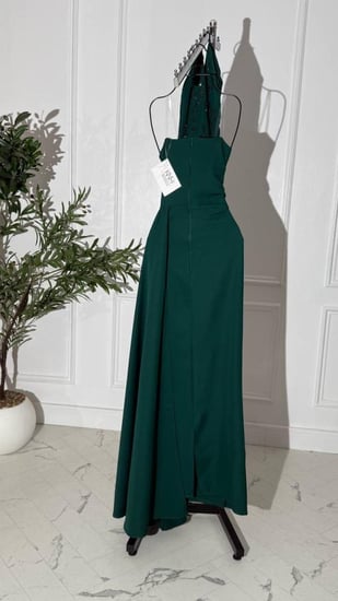 فستان اخضر بتطريز مع ذيل جانبي