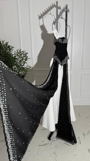 فستان سهرة أبيض وأسود فاخر بذيل خلفي مطرز