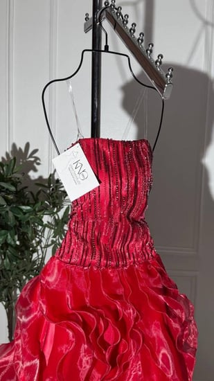 فستان سهرة عودي طويل من الأورجنزا الفاخرة مزين بشك مقلم لامع لإطلالة ملكية