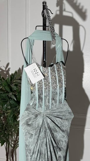 فستان تيفاني لماع طويل بخامة استرتش