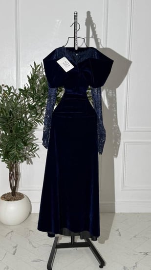 فستان كحلي جوج فاخر مع دانتيل أنيق يضفي لمسة راقية وفخمة