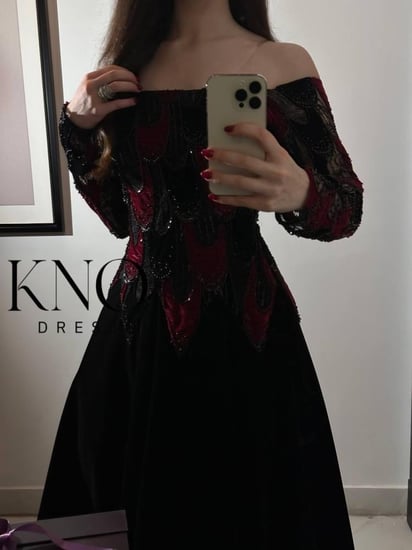 فستان جوخ فاخر مع كلفة مخمل وشك لامع بتفاصيل راقية