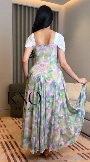 فستان جورجيت ببرنت مموج فاخر مزين بفصوص لامعة