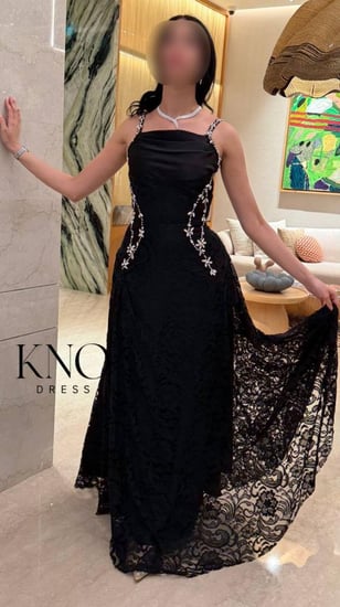 فستان دانتيل مع تطريز يدوي مباشر