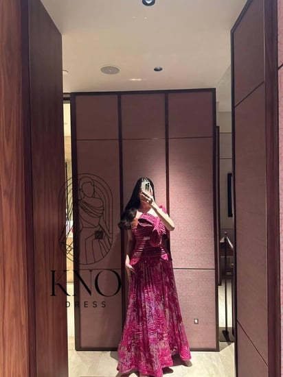 فستان فوشي مشجر جاكار فاخر بتطريز يدوي وانسيابية جذابة