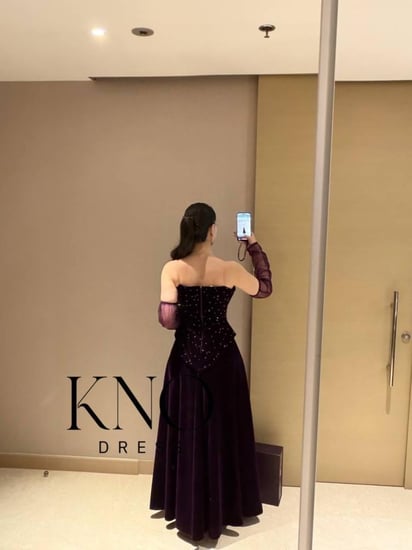 فستان جوخ فاخرة مع لول وتطريز أنيق بتشطيب راقٍ ولمسة فخامة واضحة
