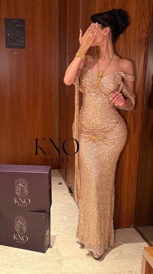 فستان ذهبي أنيق مصنوع من خامات فاخرة استرتش
