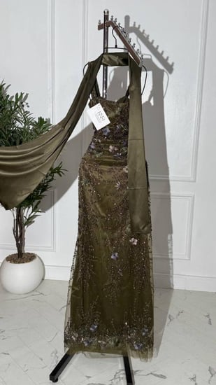 فستان سهرة تفتة مطرز بالخرز والورود الملونة – مقاسات متعددة