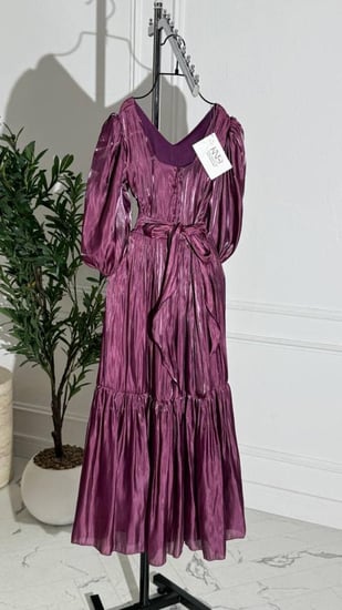 فستان مناسبات بأكمام منفوخة من قماش الكرنكل