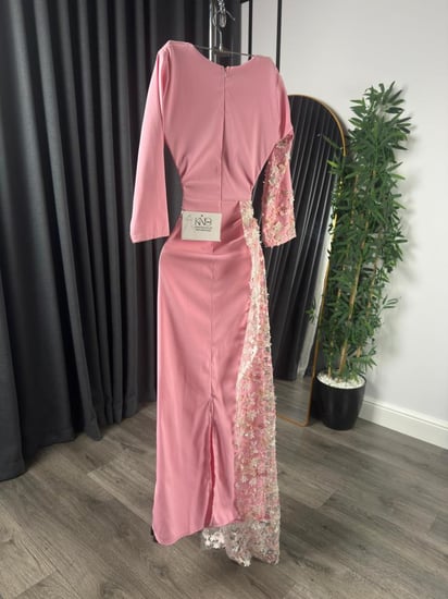 فستان سهرة وردي مطرز ورود - تصميم جانبي أنثوي