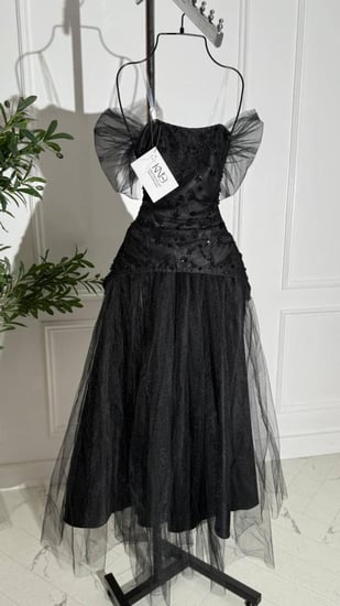 فستان اسود تل و دانتيل مع شك مثالي