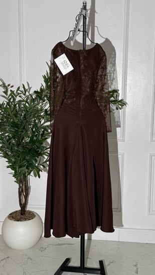 فستان بني دانتيل مع باربي أنيق وفاخر