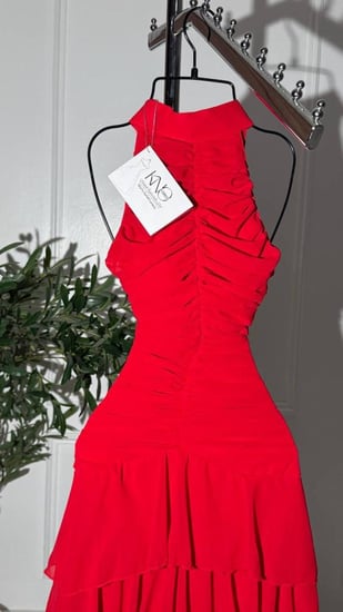 فستان أحمر جورجيت مبطن مكرمش بطبقات أنيقة.