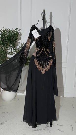 فستان اسود مع شك مموج فاخر