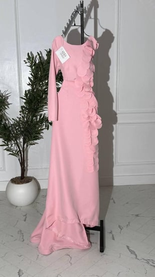 فستان باربي بينك أنيق مع تفاصيل ليزر فاخرة