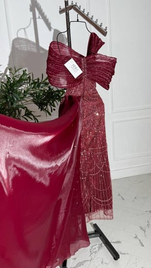 فستان عودي طويل من أورجنزا مزين بسلاسل شك ولمسات ملكية