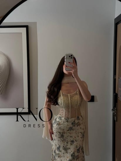 فستان استرتش دانتيل مع شك وصدر تطريز يدوي مباشر فاخر