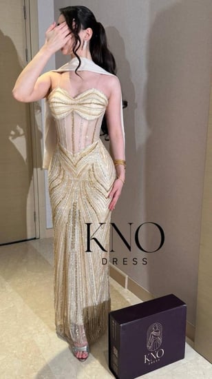 فستان  شك ذهبي فاخر خاص مع شال جورجيت ناعم بإطلالة أنيقة ومميزة