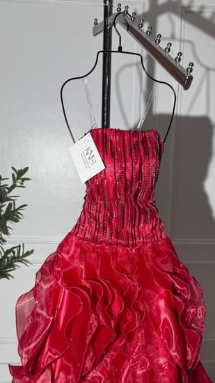 فستان سهرة عودي طويل من الأورجنزا الفاخرة مزين بشك مقلم لامع لإطلالة ملكية