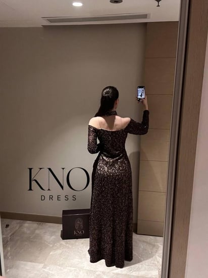 فستان دانتيل بني بلمعة خرز وشال شيفون