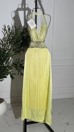 فستان تفته أصفر مطرز يدوياً مع هدب فاخر مشرق