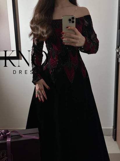 فستان جوخ فاخر مع كلفة مخمل وشك لامع بتفاصيل راقية