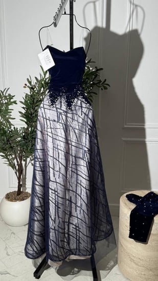 فستان جوخ شتوي مع شبك أنيق يضيف لمسة خفيفة وفاخرة