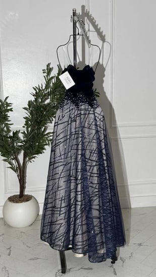 فستان جوخ شتوي مع شبك أنيق يضيف لمسة خفيفة وفاخرة