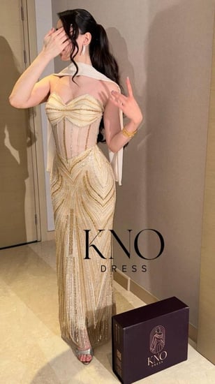 فستان  شك ذهبي فاخر خاص مع شال جورجيت ناعم بإطلالة أنيقة ومميزة